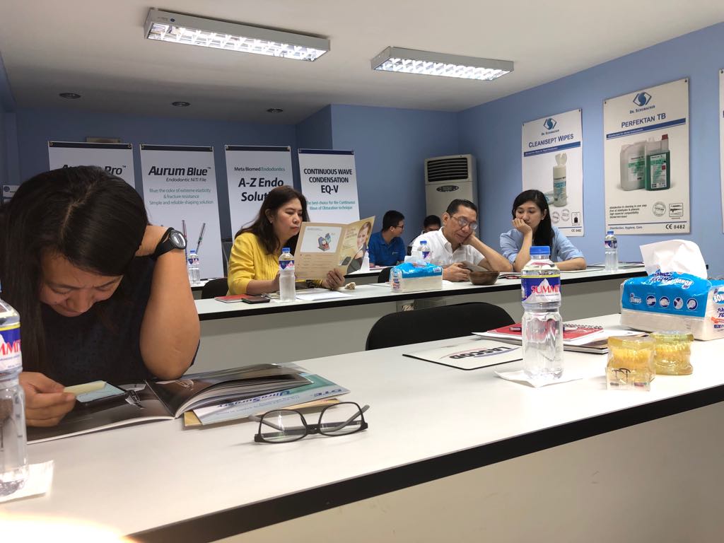 attendees03_studying-table